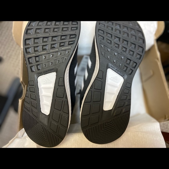 Adidas shoes women size 9 - Picture 4 of 4